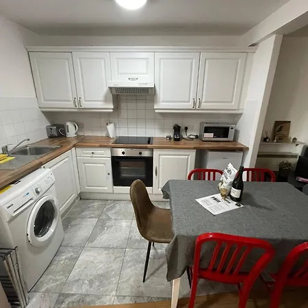 Spacious 3-bed In Center