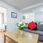 Spacious 3-bed In Center *