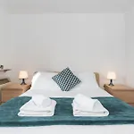 Spacious 3-bed In Center アパート