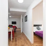 Spacious 3-bed In Center アパート