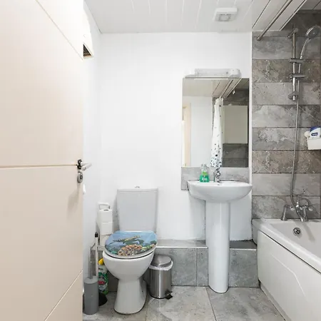 Spacious 3-bed In Center Διαμέρισμα