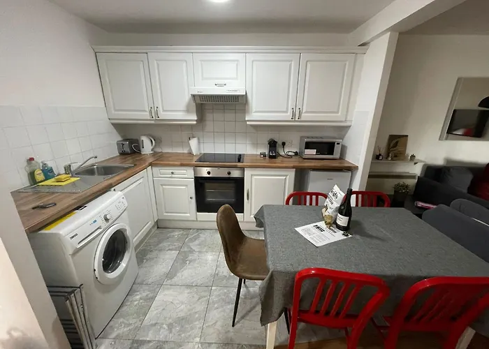 Spacious 3-bed In Center