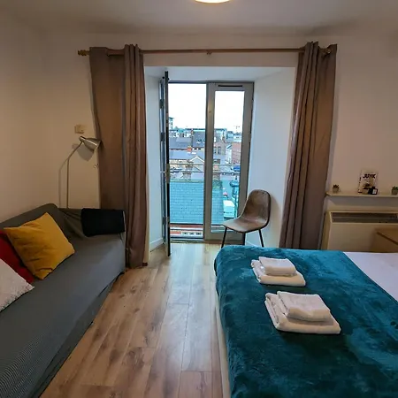 Spacious 3-bed In Center شقة