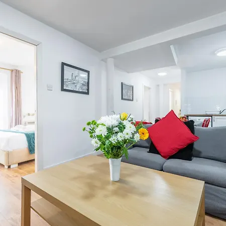 Spacious 3-bed In Center *