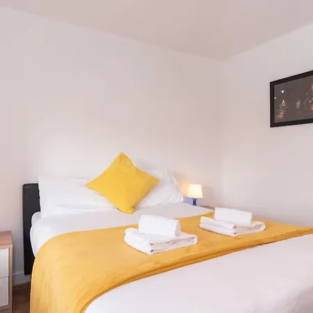 Spacious 3-bed In Center *