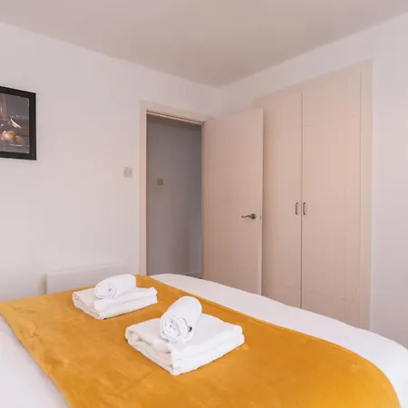 Spacious 3-bed In Center Apartment *