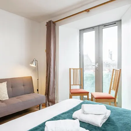 Spacious 3-bed In Center *