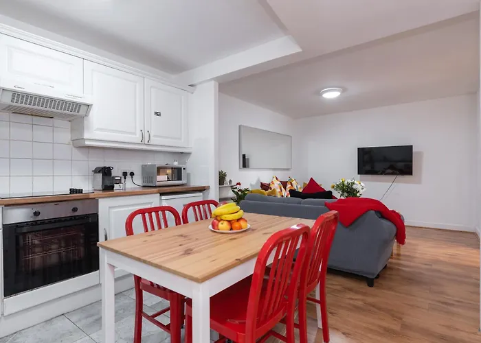 Spacious 3-bed In Center Apartment *