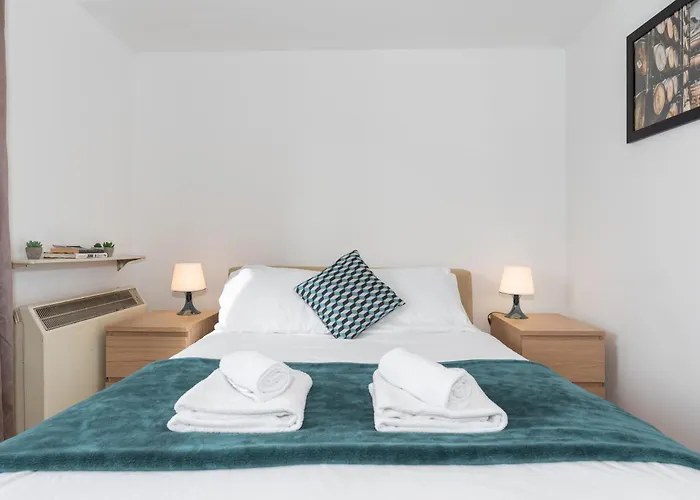 Spacious 3-bed In Center Appartement