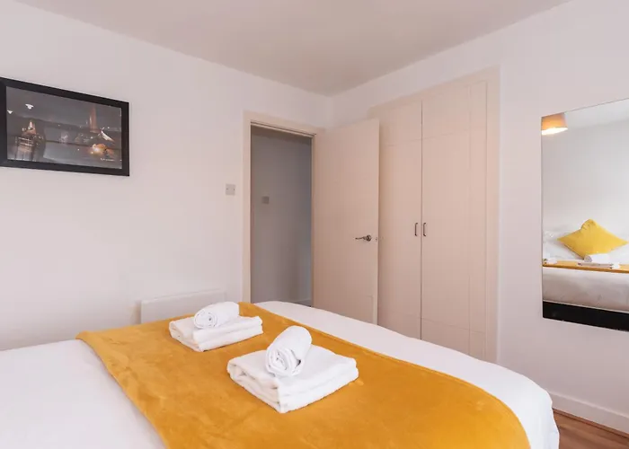 Spacious 3-bed In Center Apartment *