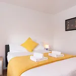 Spacious 3-bed In Center *