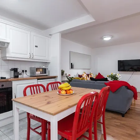 Spacious 3-bed In Center アパート *