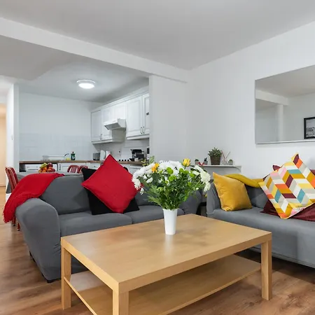Spacious 3-bed In Center 더블린