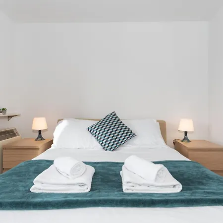 Spacious 3-bed In Center 아파트