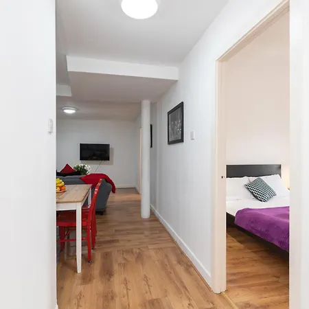 Spacious 3-bed In Center アパート