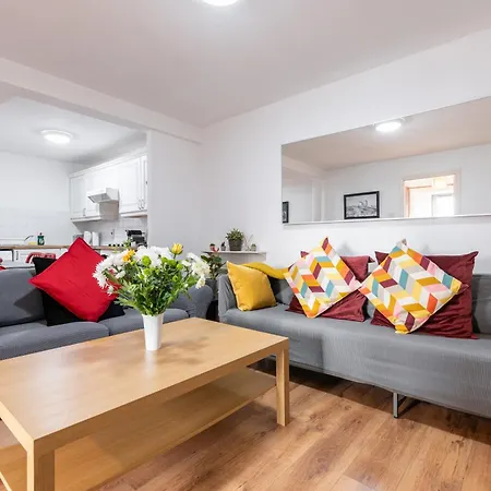 Spacious 3-bed In Center * 더블린