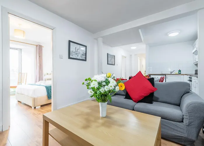 Spacious 3-bed In Center *